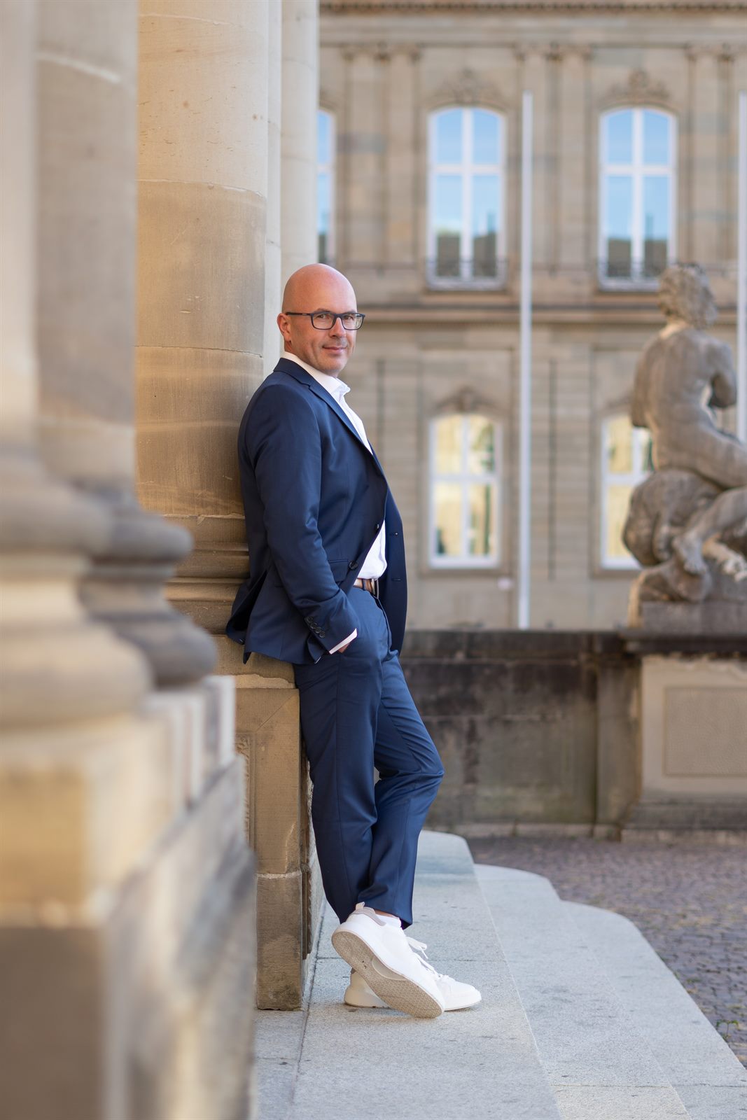 Paul Reiser vor historischem Sandsteinbau in der Region