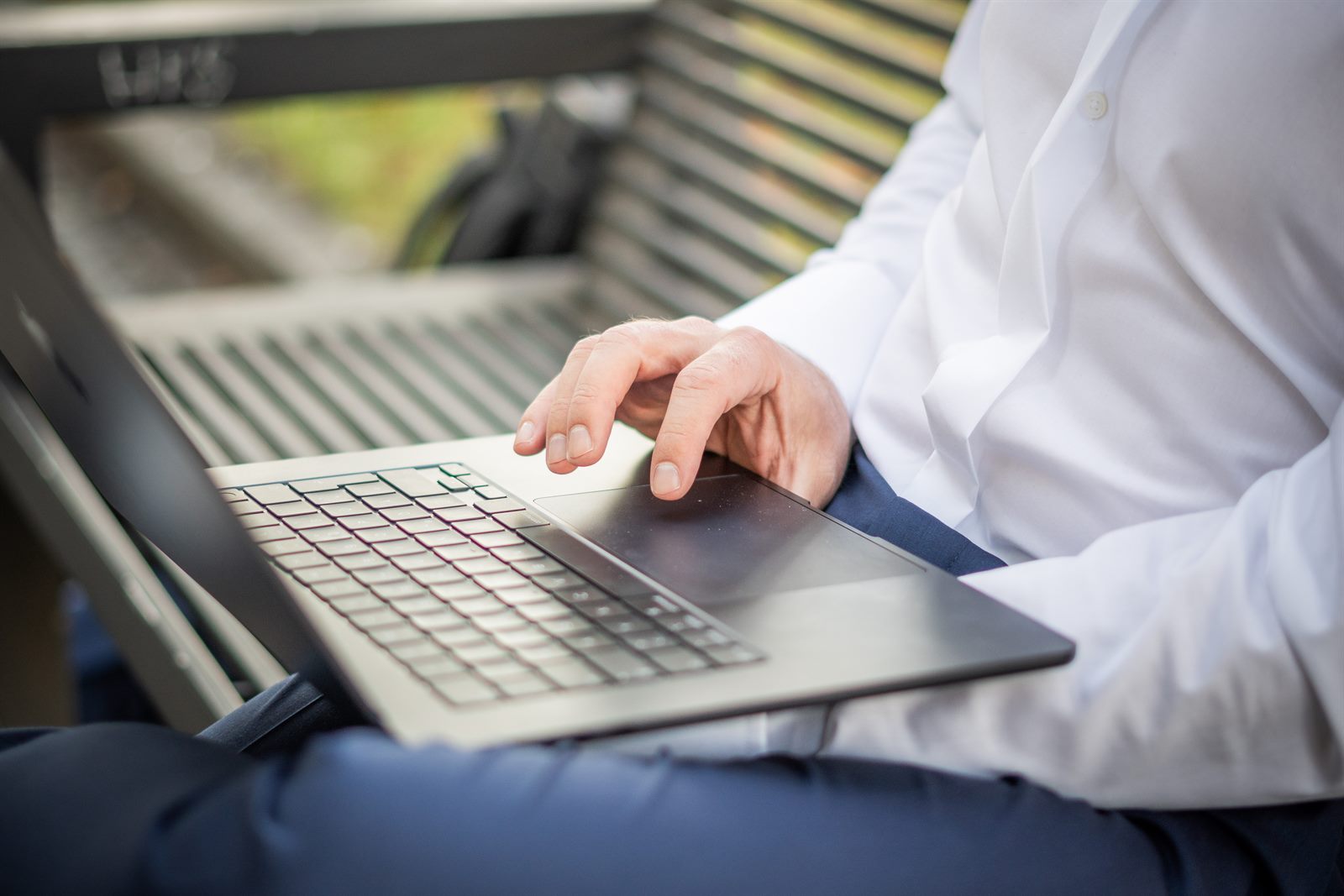 Datenbasierte Wertermittlung: Paul Reiser analysiert Immobiliendaten am Laptop