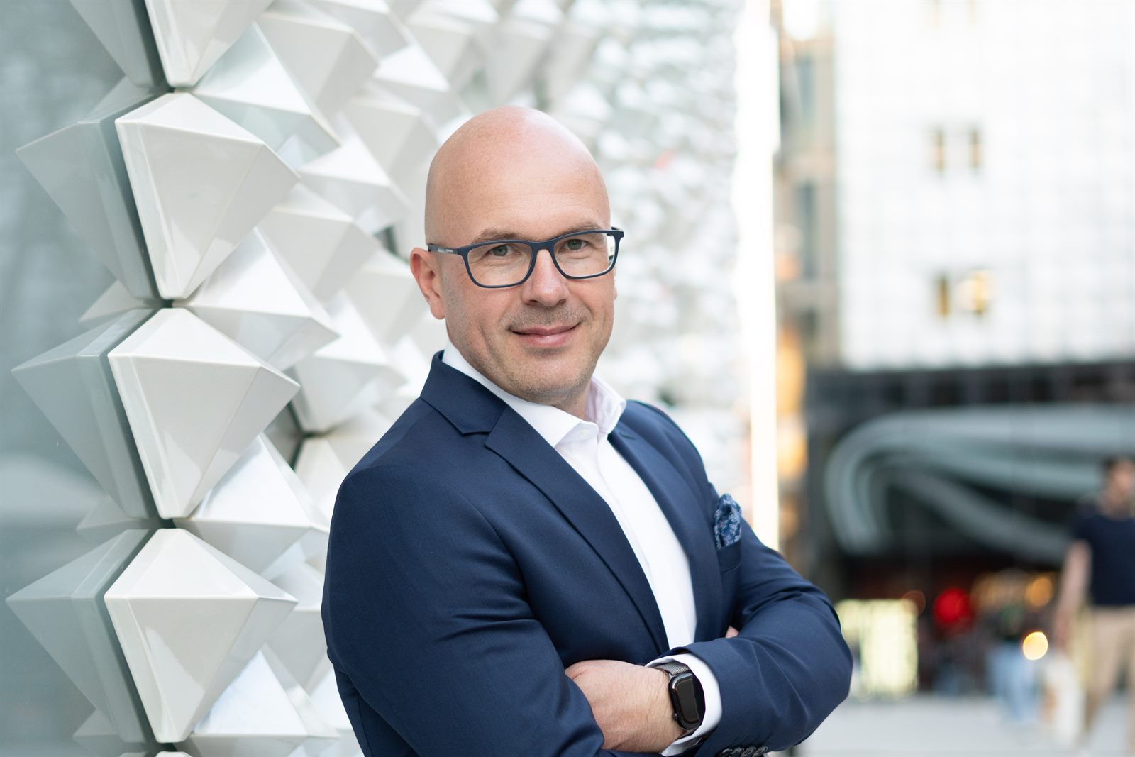 Paul Reiser vor moderner Architektur – Zweitmeinung zur gefundenen Immobilie