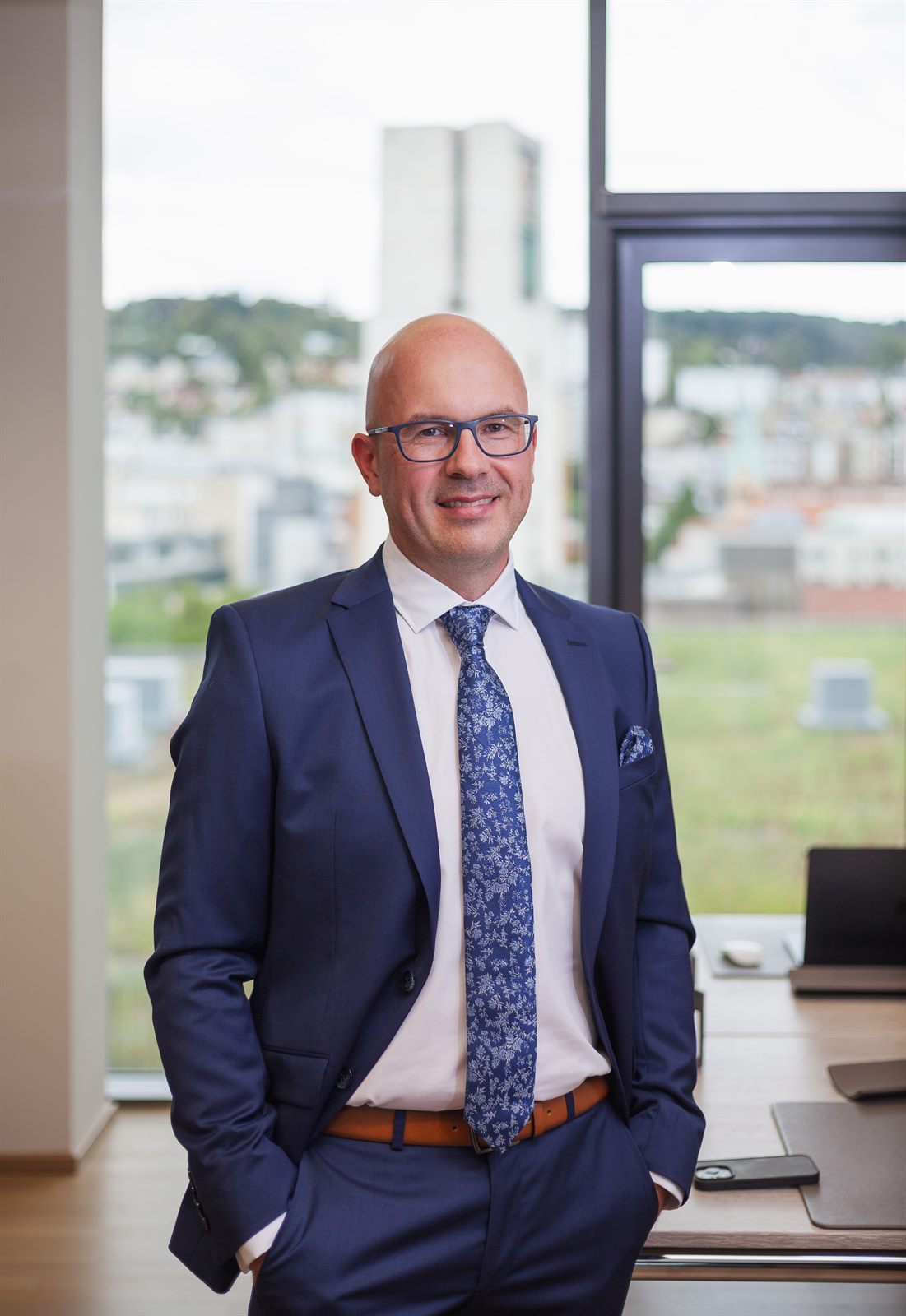 Paul Reiser, Inhaber von REISER Immobilien, im Büro am Fenster
